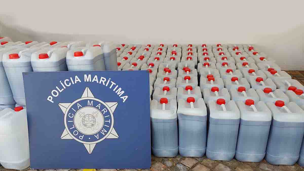 AMN apreendeu 150 jerricans de combustível ao largo de Olhão